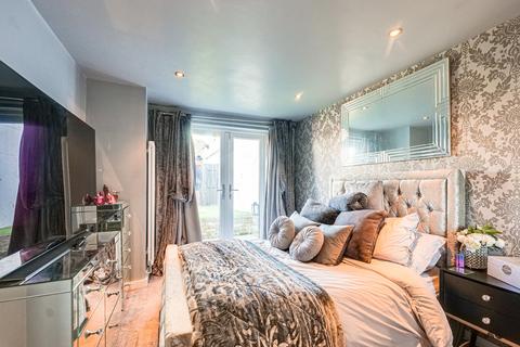 2 bedroom flat for sale, London Road, Leigh-on-sea, SS9