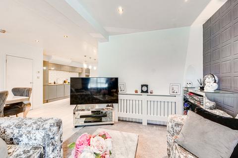 2 bedroom flat for sale, London Road, Leigh-on-sea, SS9