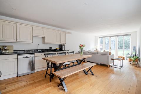 2 bedroom flat for sale, Crowborough Road, London, SW17