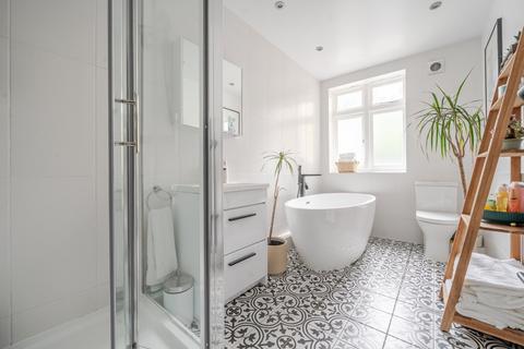 2 bedroom flat for sale, Crowborough Road, London, SW17