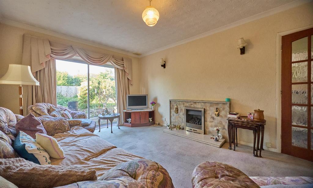 Lounge to Rear