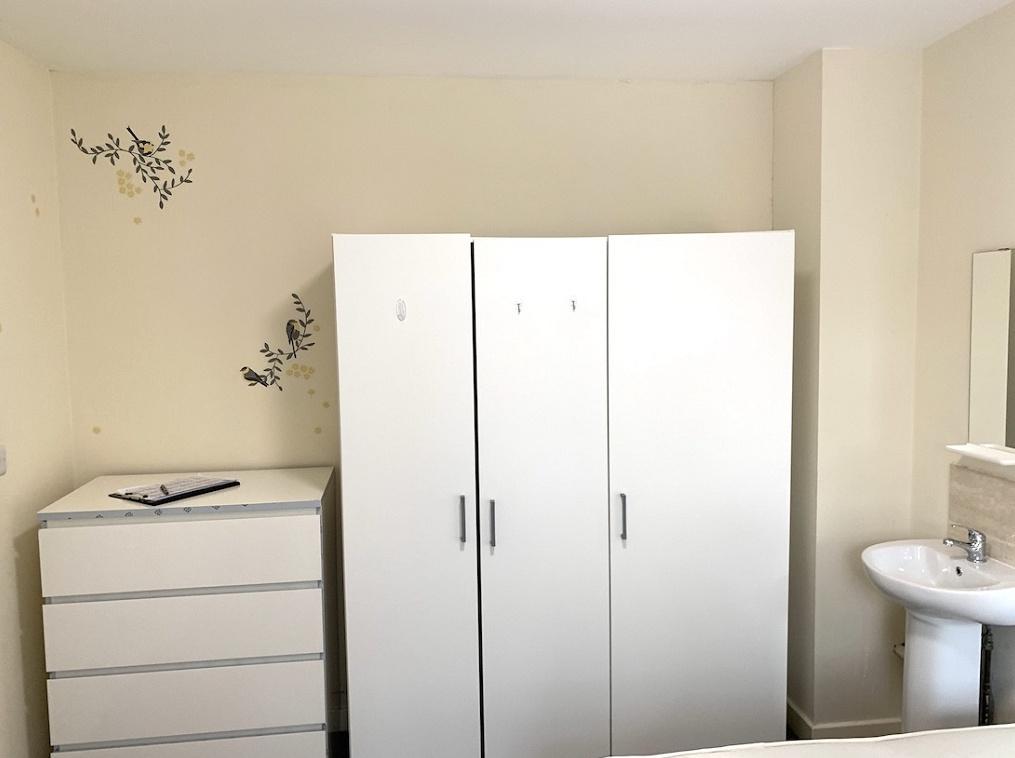 A neat and well-maintained double bedroom featu...