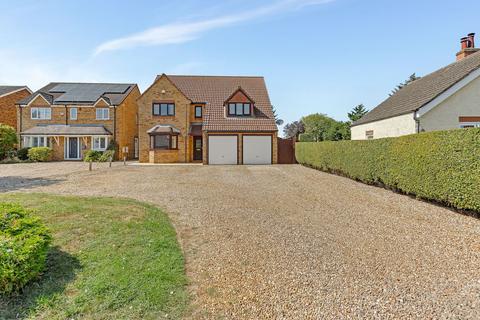 4 bedroom detached house for sale, Avenue Road, Rushden NN10