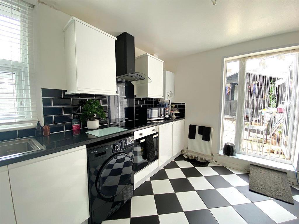 21 North Rd - Kitchen1.jpg