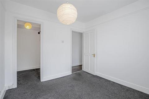 Flat 15, Knight House Huntsman Street, London, SE17 1QN