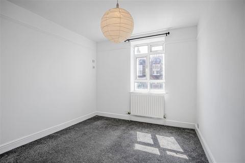 Flat 15, Knight House Huntsman Street, London, SE17 1QN