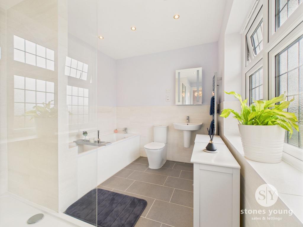 Master En-suite Bathroom