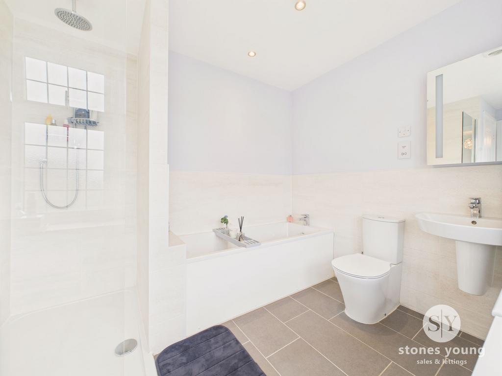 Master En-suite Bathroom