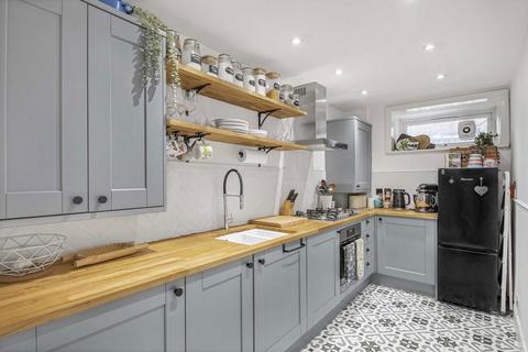 2 bedroom flat for sale, Hopton Road, London SW16