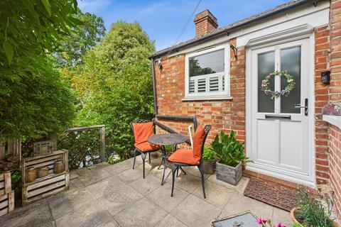 3b Farningham Road, Caterham, CR3 6LL