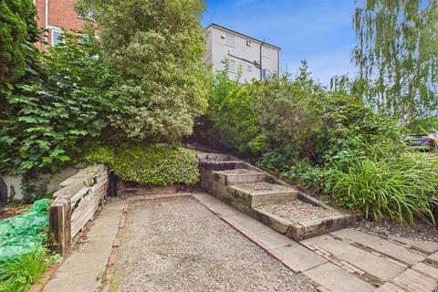 3b Farningham Road, Caterham, CR3 6LL