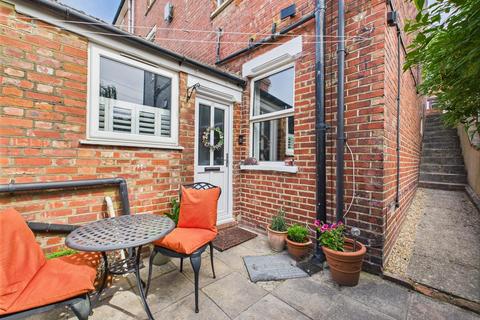 3b Farningham Road, Caterham, CR3 6LL