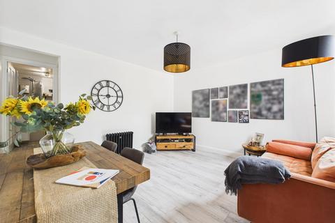 3b Farningham Road, Caterham, CR3 6LL