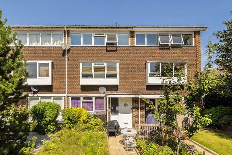 6 Carlyle Close, West Molesey, KT8 1SX