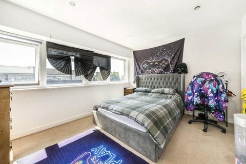 6 Carlyle Close, West Molesey, KT8 1SX
