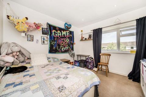 6 Carlyle Close, West Molesey, KT8 1SX