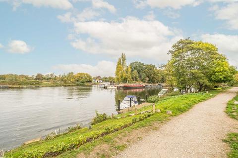 6 Carlyle Close, West Molesey, KT8 1SX