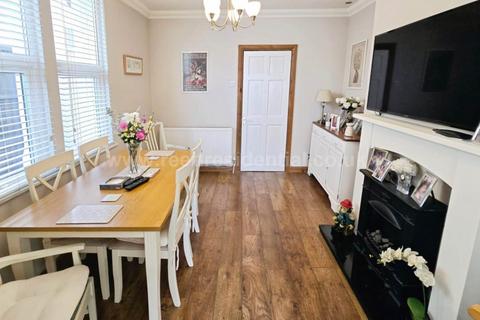 4 bedroom semi-detached house for sale, Rochford Avenue, Westcliff On Sea