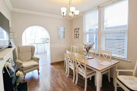 4 bedroom semi-detached house for sale, Rochford Avenue, Westcliff On Sea