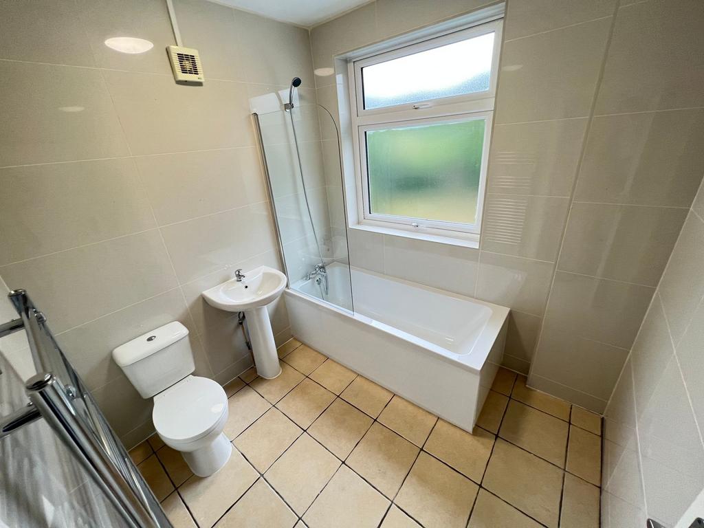Bright and clean bathroom suite featuring a ful...