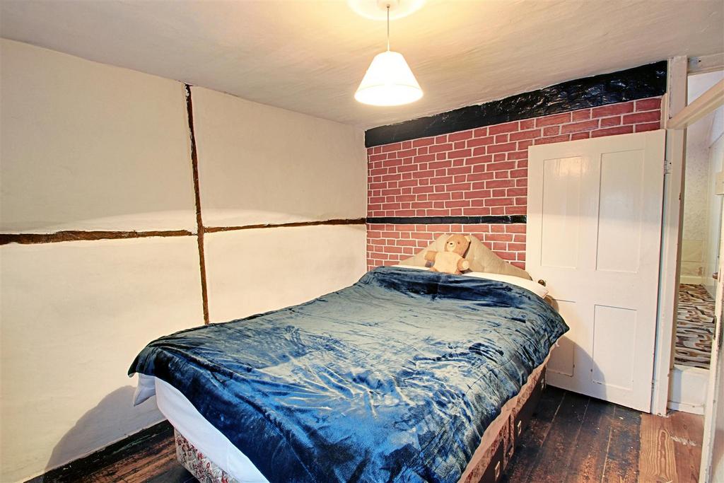 Bed 2.jpg