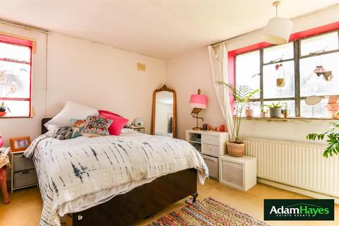 48 Hillcourt Avenue, London, N12 8HA