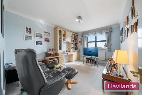 3 bedroom flat for sale, Houndsden Road, London