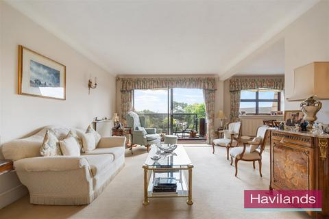 3 bedroom flat for sale, Houndsden Road, London