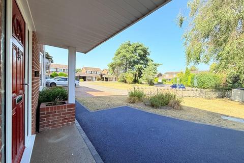 4 bedroom detached house for sale, Mountbatten Drive, Ferndown