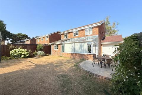 4 bedroom detached house for sale, Mountbatten Drive, Ferndown