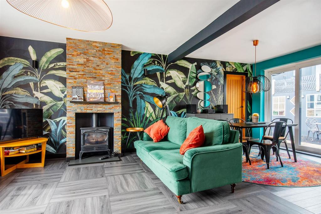 Lounge/Dining Area