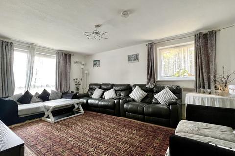 2 bedroom flat for sale, Oakley Close, Isleworth, TW7
