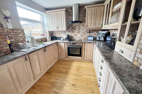 4 bedroom semi-detached house for sale, Glencoe, Killingworth, Newcastle upon Tyne, Tyne and Wear, NE12 6QB