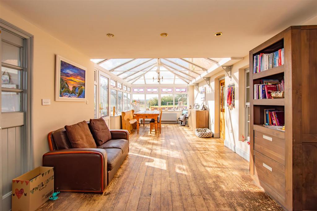 Sunroom/dining area