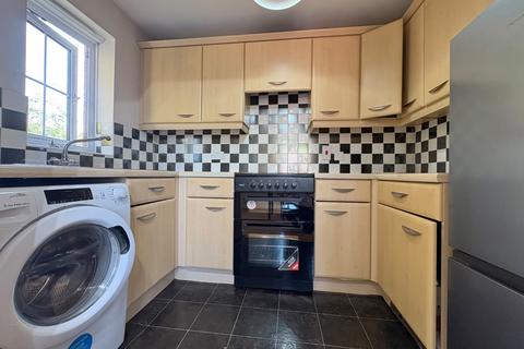 2 bedroom flat to rent, Pennyfield Close, Meanwood, Leeds, LS6