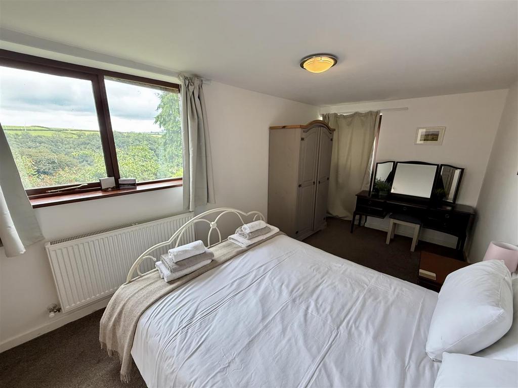 Bedroom off