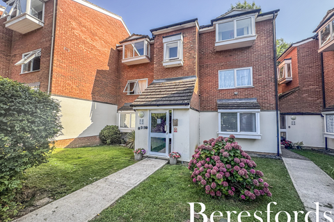 38 Harkness Close, Romford, RM3 9NX