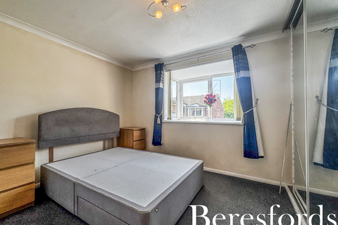 38 Harkness Close, Romford, RM3 9NX
