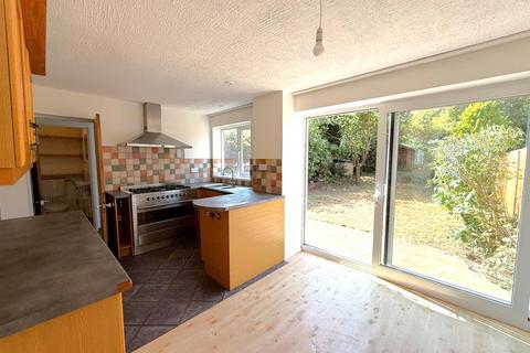 4 bedroom semi-detached house to rent, Abberley Avenue, Stourport on Severn, DY13