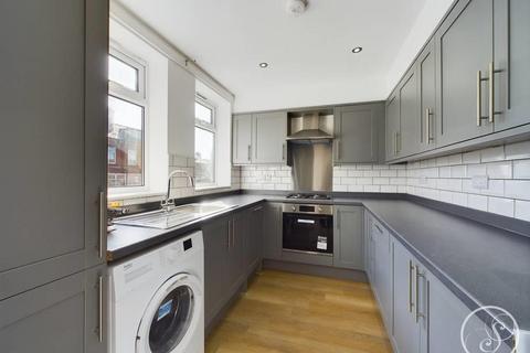 2 bedroom terraced house to rent, Woodside Place, Burley, Leeds