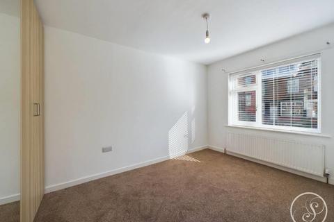 2 bedroom terraced house to rent, Woodside Place, Burley, Leeds