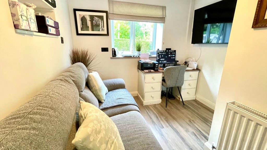 L shaped study/occasional bedroom