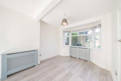 101 Hall Farm Drive, Twickenham, TW2 7PG
