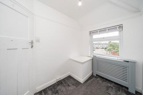 101 Hall Farm Drive, Twickenham, TW2 7PG