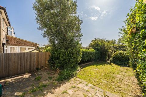 101 Hall Farm Drive, Twickenham, TW2 7PG