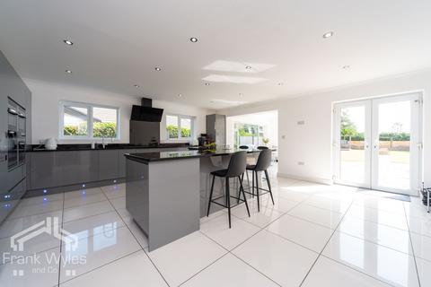 Deeway Division Lane, Blackpool, FY4 5EA