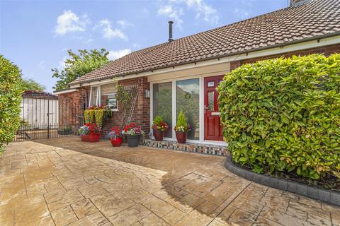 8 Greenfield Close, Bury, BL8 2LY