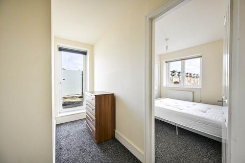 3 bedroom flat to rent, Robinson Road London, Colliers Wood, London, SW17