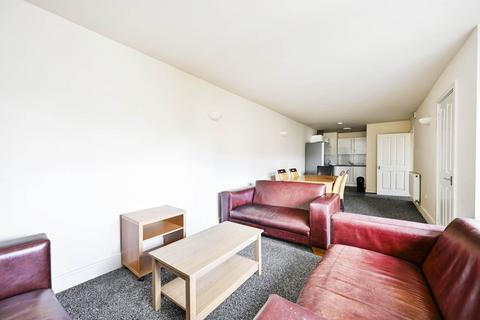 3 bedroom flat to rent, Robinson Road London, Colliers Wood, London, SW17