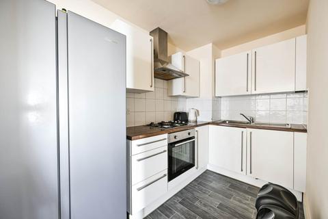3 bedroom flat to rent, Robinson Road London, Colliers Wood, London, SW17